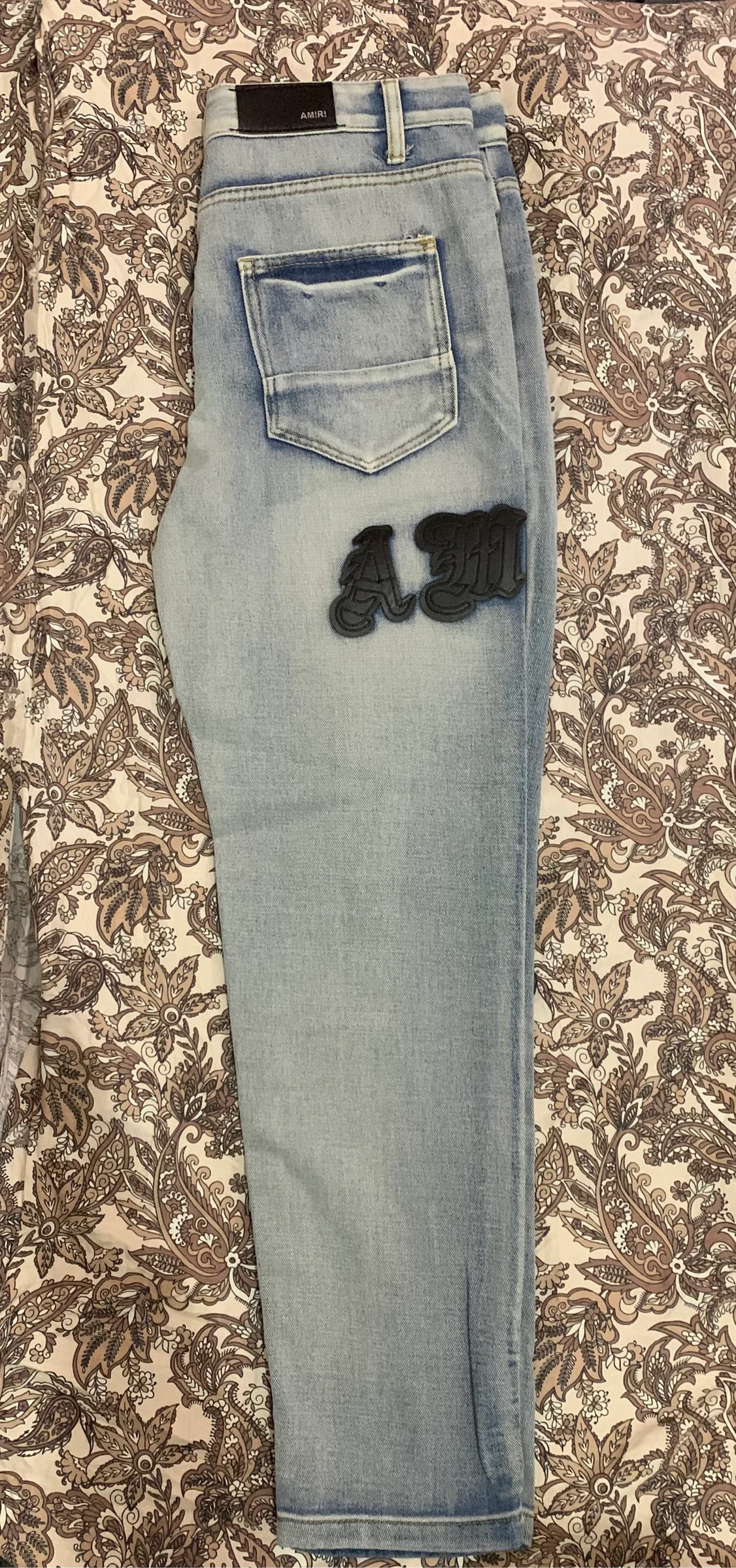 Jeans rasgado com efeito desbotado e logo 'IRI' – photo 7